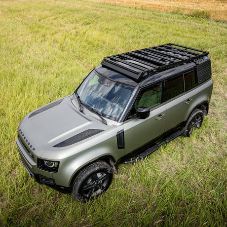 Land Rover Defender 110 avec galerie de toit OX PRO Bison Gear et table de camping