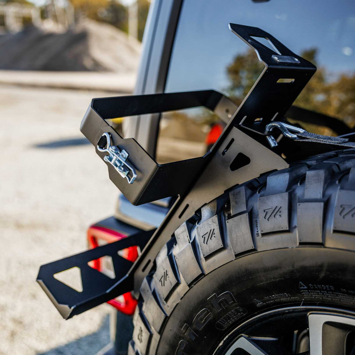 ENSEMBLE : Support de roue universel + nouvelle sangle + support de jerrycan-4-Bison Gear
